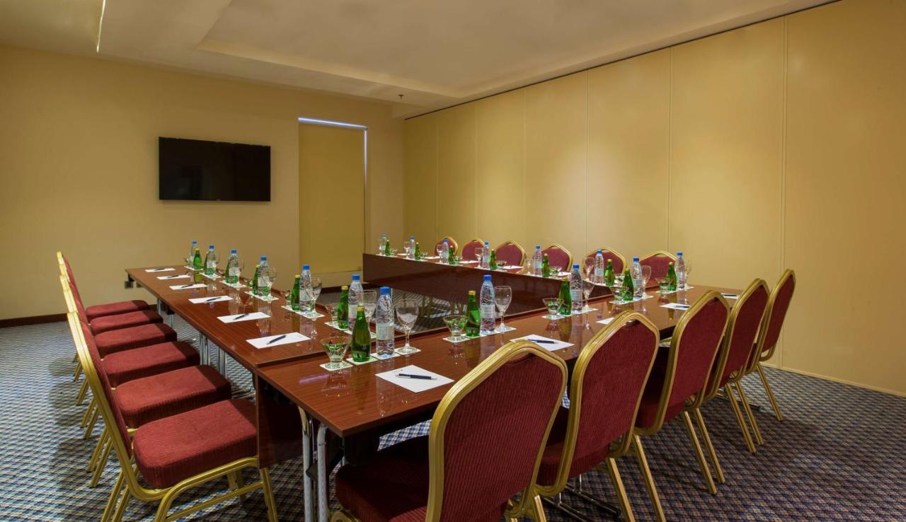 Radisson Blu Hotel, Dhahran Эль-Хубар Экстерьер фото